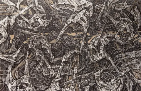 Monumentalna abstrakcyjna kompozycja autorstwa Piotra Bąka, wykonana w odcieniach czerni, bieli i beżu. Obraz przedstawia gęstą sieć organicznych form przypominających kości, splątane ciała lub zdeformowane szkielety. Struktury te tworzą warstwową, dynamiczną teksturę, która pokrywa niemal całą powierzchnię obrazu, przywodząc na myśl chaos, walkę lub rozpadającą się materię. Praca cechuje się intensywnym rytmem linii i smug, z ekspresyjnie nałożoną farbą i efektami spływania, co potęguje wrażenie niepokoju 