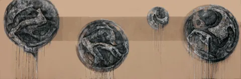 Obraz autorstwa Piotra Bąka zatytułowany „Życie w bańce mydlanej”. Przedstawia pięć dużych, okrągłych form przypominających bańki lub medale, zawieszonych na tle w kolorze ciepłego beżu z poziomym pasem jasnobrązowego cienia w tle. Wewnątrz każdej z form widać organiczne, ekspresyjne struktury — niektóre przypominają zarysy zwierząt lub kości. Powierzchnie są chropowate, pokryte fakturą i smugami farby w odcieniach szarości, czerni, rdzy i bieli. Farba spływa w dół w postaci cienkich strużek. Obraz ma melan