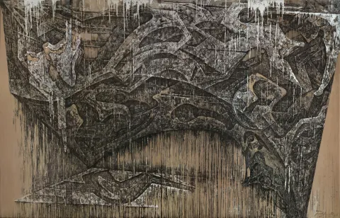 Obraz autorstwa Piotra Bąka zatytułowany „Godzina Wilka”. Kompozycja w ciemnych odcieniach brązu, czerni i bieli przedstawia abstrakcyjną, dynamiczną formę o gęstej, warstwowej strukturze przypominającej skalne lub korzenne sploty. Obiekt wypełnia niemal całą przestrzeń obrazu, tworząc monumentalny łuk lub strukturę przypominającą sklepienie. W obrębie tej formy widoczne są ukryte sylwetki ludzkie — niektóre w geście wspinaczki, inne jakby spadające — które stapiają się z tłem. Farba kapie z górnej krawędzi