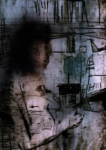 Ciemna, nastrojowa sylwetka kobiety na tle abstrakcyjnych, szkicowych linii przypominających architekturę lub przestrzeń miejską. Obraz łączy fotorealistyczną twarz z warstwami rysunku i faktury, w odcieniach niebiesko-fioletowych i czerni. Tajemniczy, introspektywny nastrój.